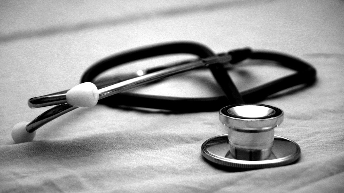 Estetoscópio sobre mesa, símbolo da avaliação cardiológica no check-up