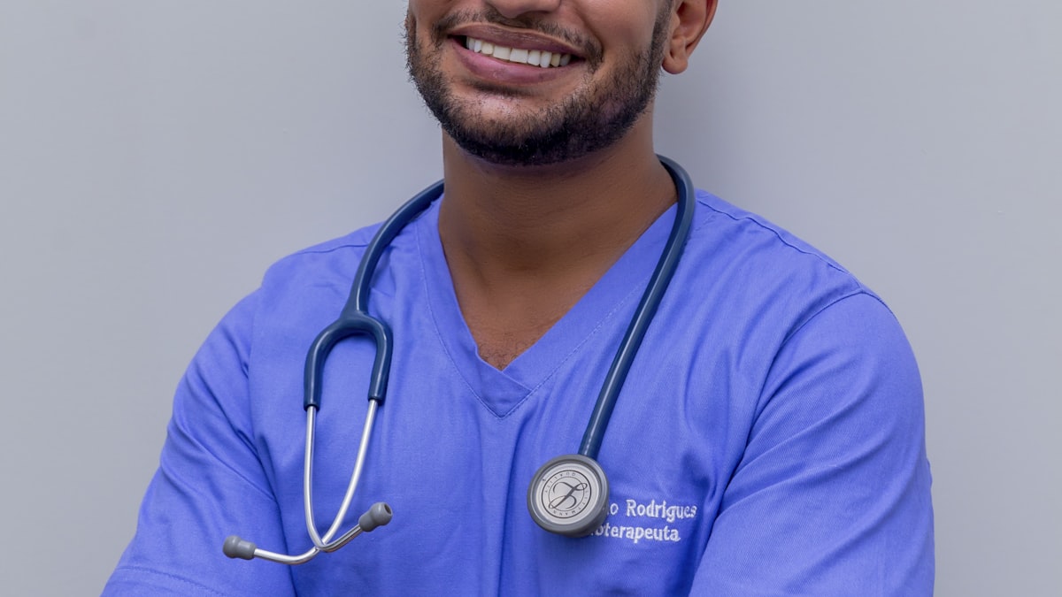 Profissional de saúde com estetoscópio pronto para atender paciente em check-up masculino