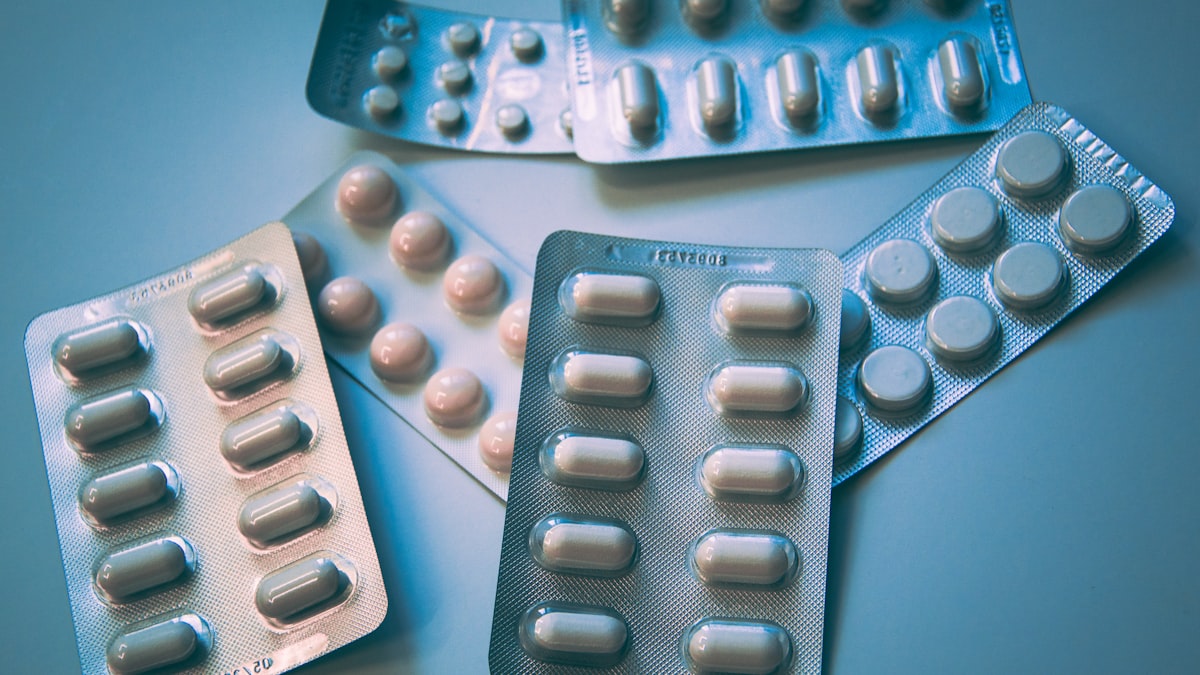 Cartelas de comprimidos e medicamentos distribuídos gratuitamente pela Farmácia Popular