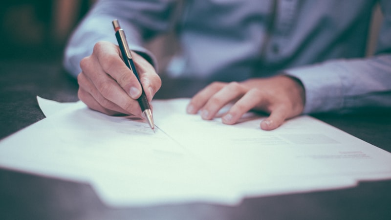 A Hapvida anunciou reajuste e cancelamento de 950 mil contratos — e a ANS levou 24 horas para agir. E mais 24 para recuar.