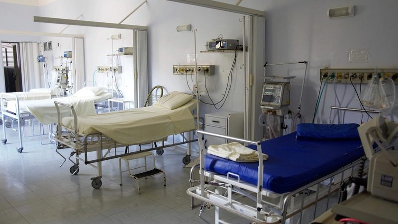 Hospital vai ganhar nota pública e multa de R$ 5 mil por dia — a lei nasceu de um menino de 13 anos que morreu numa UTI sem médico