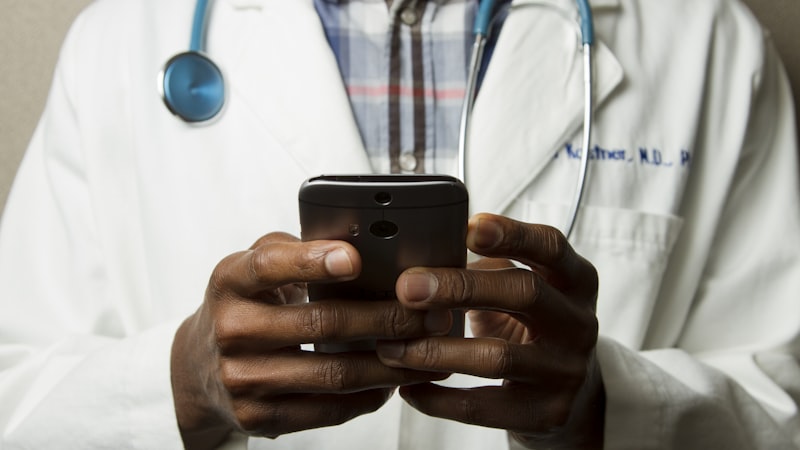 São Paulo abriu consulta com clínico geral 24 horas pelo celular — e o detalhe importante está na letra miúda