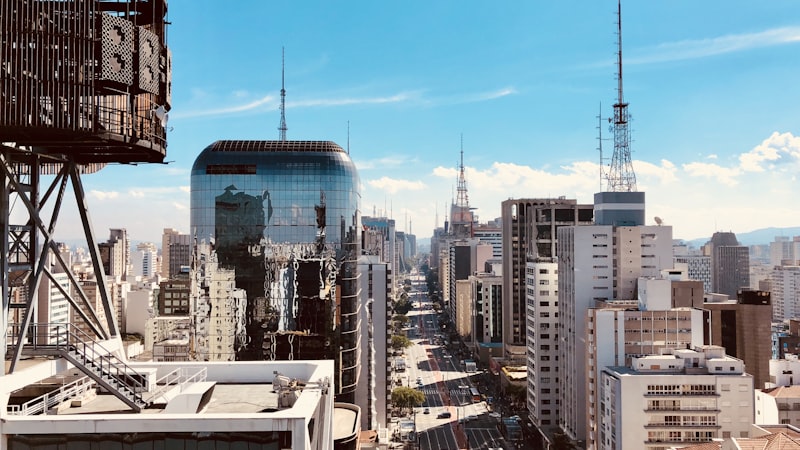 Vinte e quatro anos de vida separam o Alto de Pinheiros da Anhanguera — na mesma cidade, com o mesmo prefeito