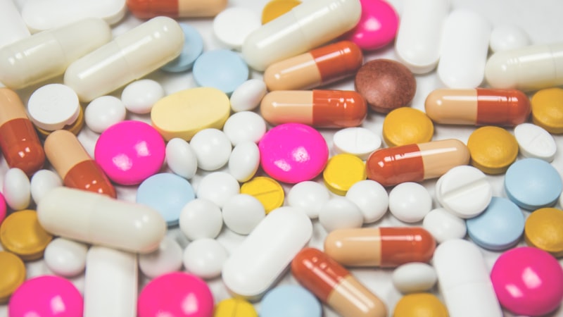 O mesmo remédio custa R$ 3,87 numa farmácia e R$ 98,05 em outra — bem-vindo à loteria dos medicamentos