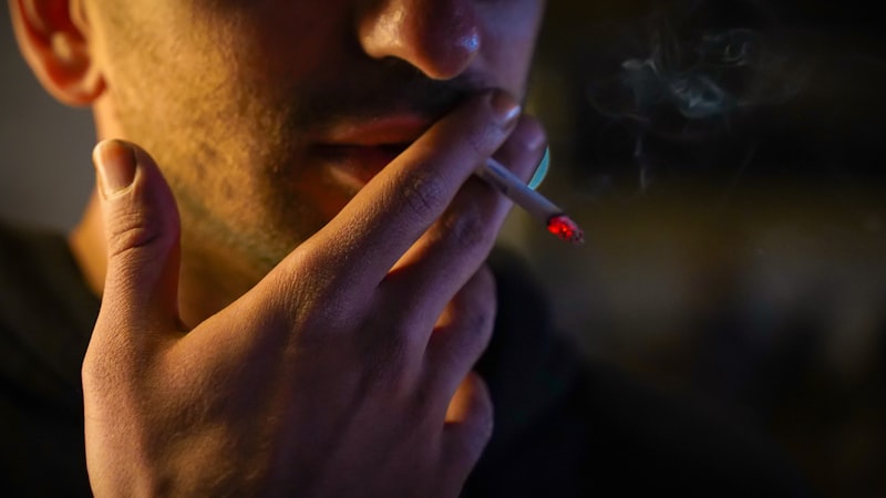 O grupo que mais fuma no Brasil hoje tem entre 16 e 24 anos — e 63% deles se acham saudáveis